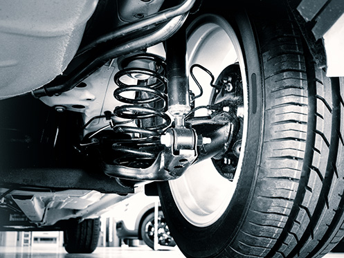 a imagem ilustra um a parte de baixo do carro focando no amortecedor da roda