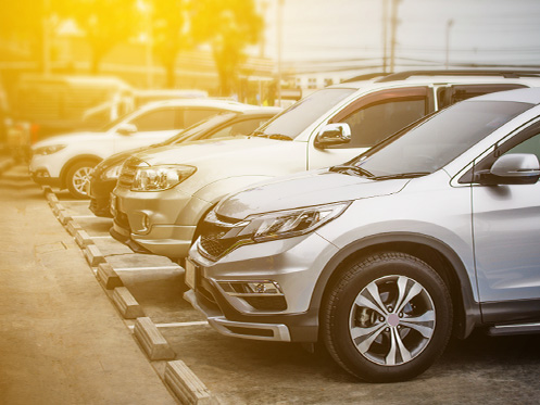 a imagem ilustra uma fila de carros