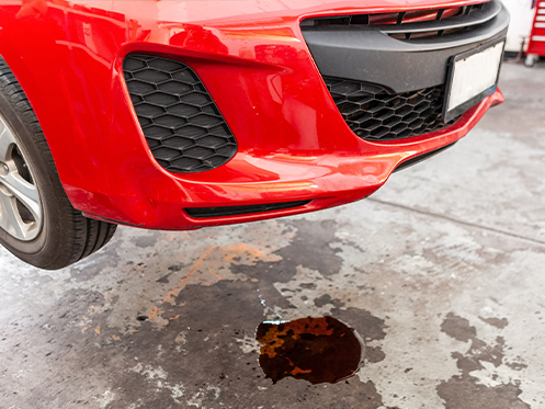 a imagem ilustra um carro com vazamento de óleo