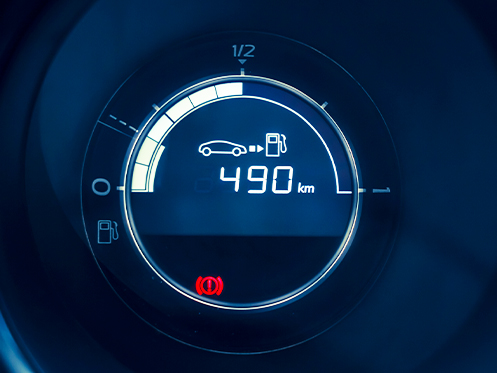 Imagem ilustra um painel de um carro, onde há o marcador de gasolina.
