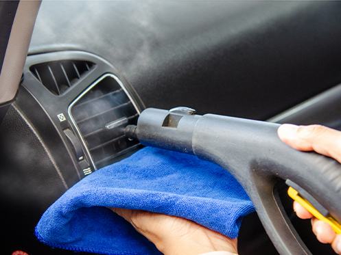 a imagem ilustra um equipamento de vaporização sendo usado no ar-condicionado de um carro
