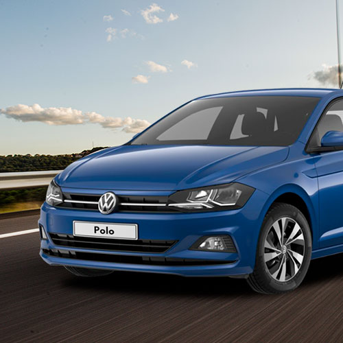 Imagem ilustra um Volkswagem Polo na cor azul, pela estrada.
