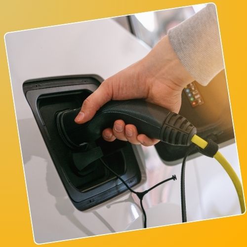 a imagem ilustra carros elétricos sendo carregados
