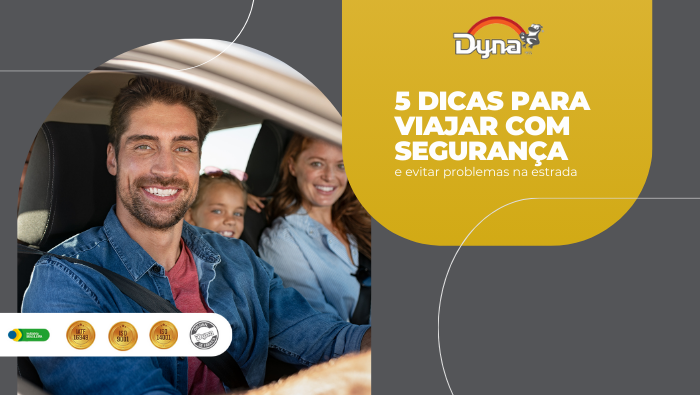 a imagem ilustra uma família dentro de um carro