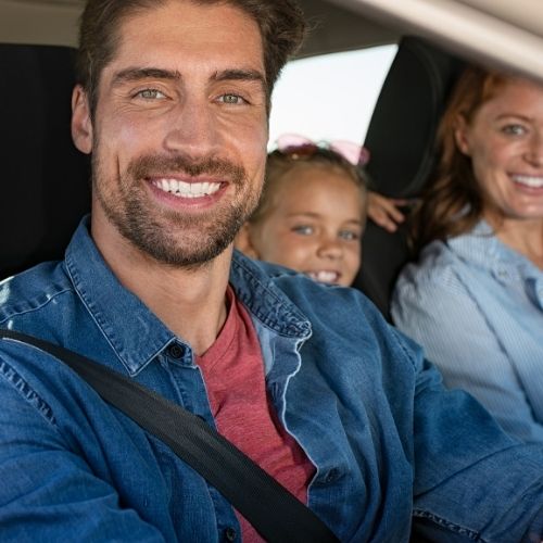 a imagem ilustra uma família dentro de um carro