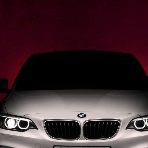 A imagem mostra uma BMW e um parabrisa