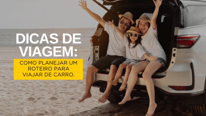 Família feliz sentada na traseira de um carro aberto na praia, vestindo roupas de verão e chapéus, acenando e sorrindo, curtindo um dia ensolarado junto ao mar.