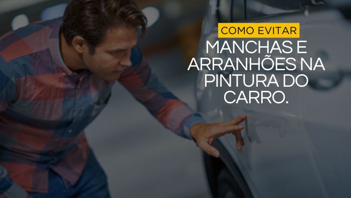 Homem inspecionando a lateral de um carro branco, olhando atentamente para possíveis arranhões ou manchas na pintura.