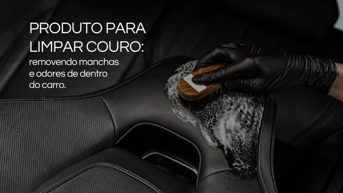 Pessoa usando luva preta limpando um assento de carro de couro com uma escova e espuma, destacando cuidado e manutenção do interior do veículo.